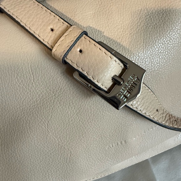 Elegant Tan Leather Shoulder Bag - Picture 15 of 17